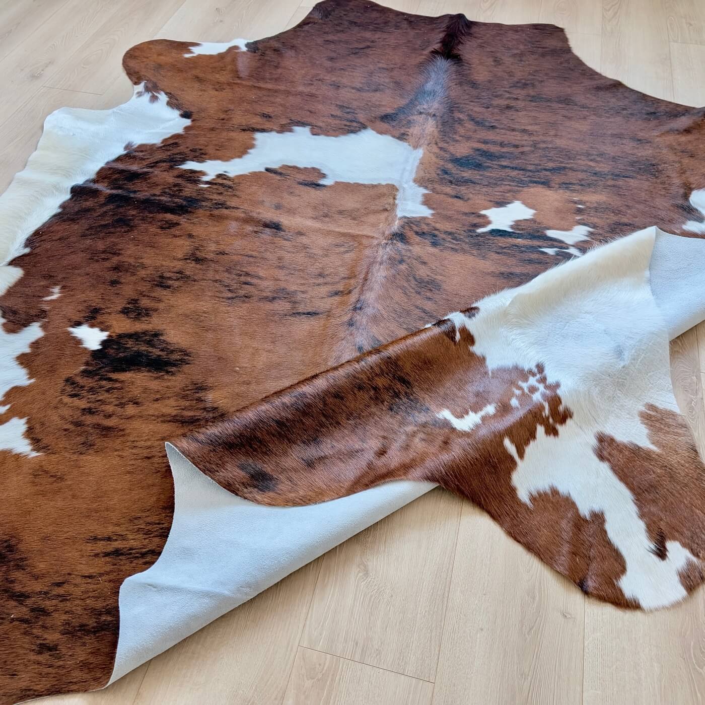 covor piele vaca cu model exotic - culoare maro cu pete albe - marime XL pentru living, studio sau birou - premium quality