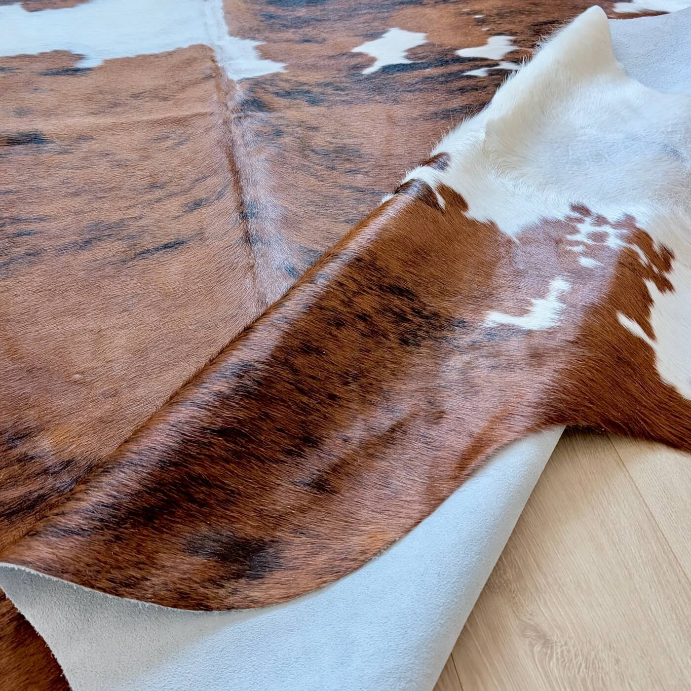 covor piele vaca cu model exotic - culoare maro cu pete albe - marime XL pentru living, studio sau birou - close up