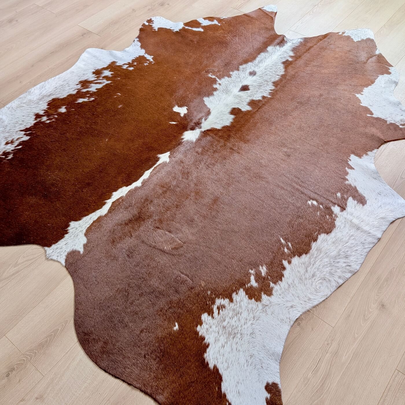 Covor din Piele de Vacă - nuanțe de maro și alb (205cm x 195cm) - dimensiuni medii - pe podea