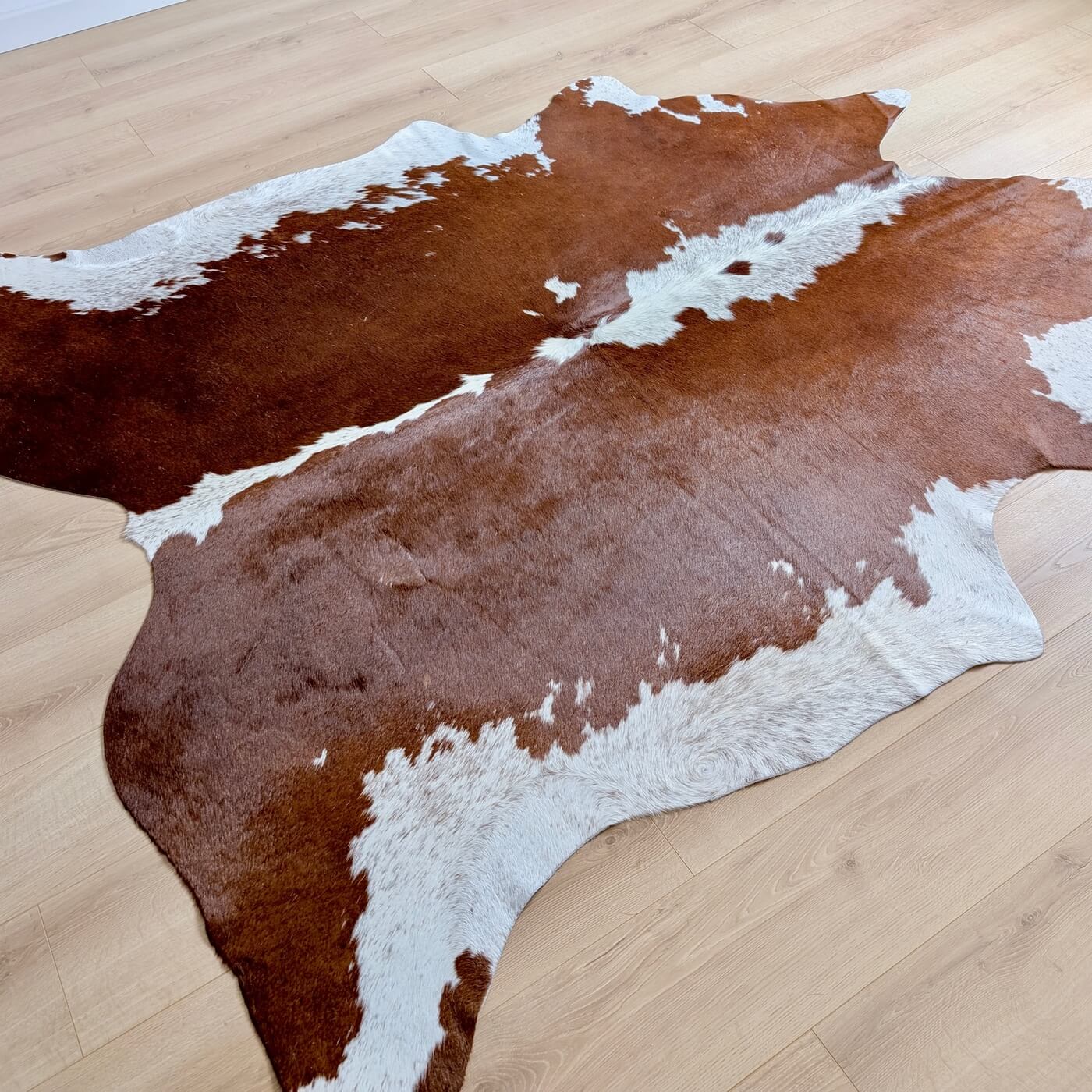Covor din Piele de Vacă - nuanțe de maro și alb (205cm x 195cm) - dimensiuni medii - piele naturală