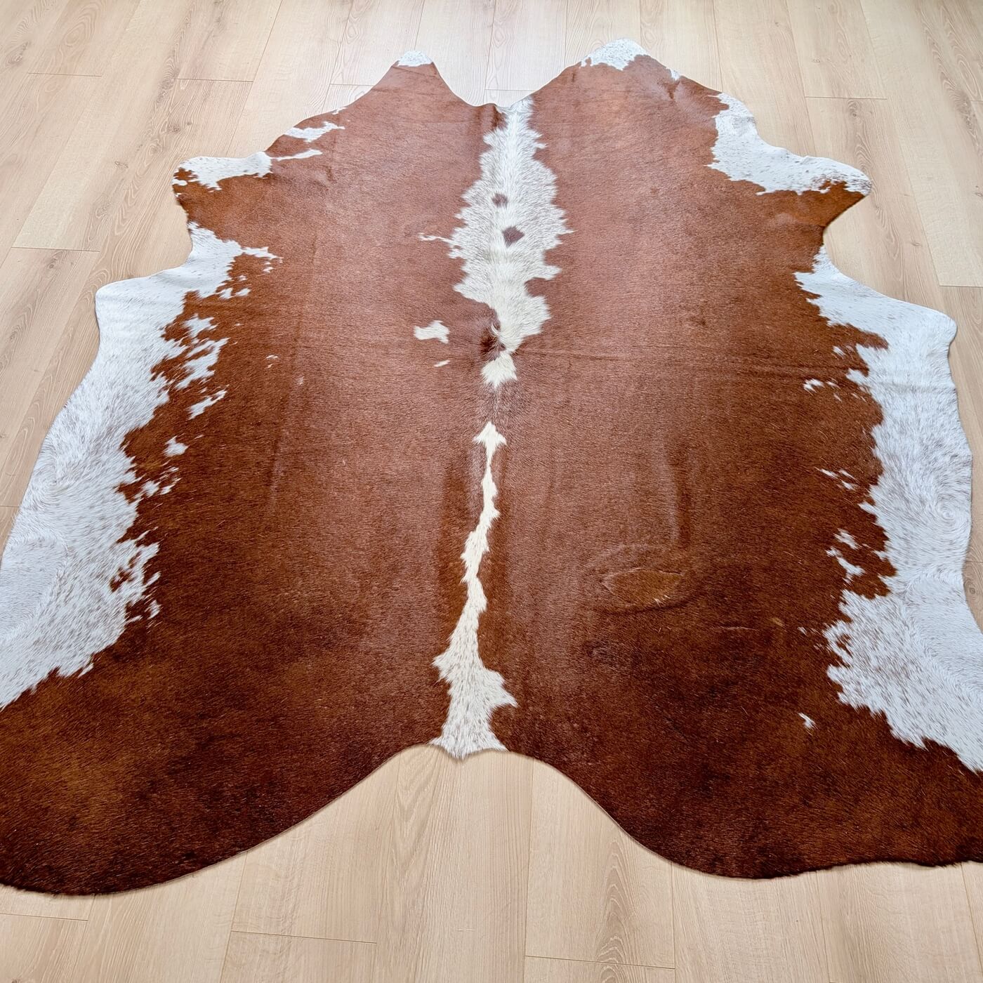 Covor din Piele de Vacă - nuanțe de maro și alb (205cm x 195cm) - dimensiuni medii 