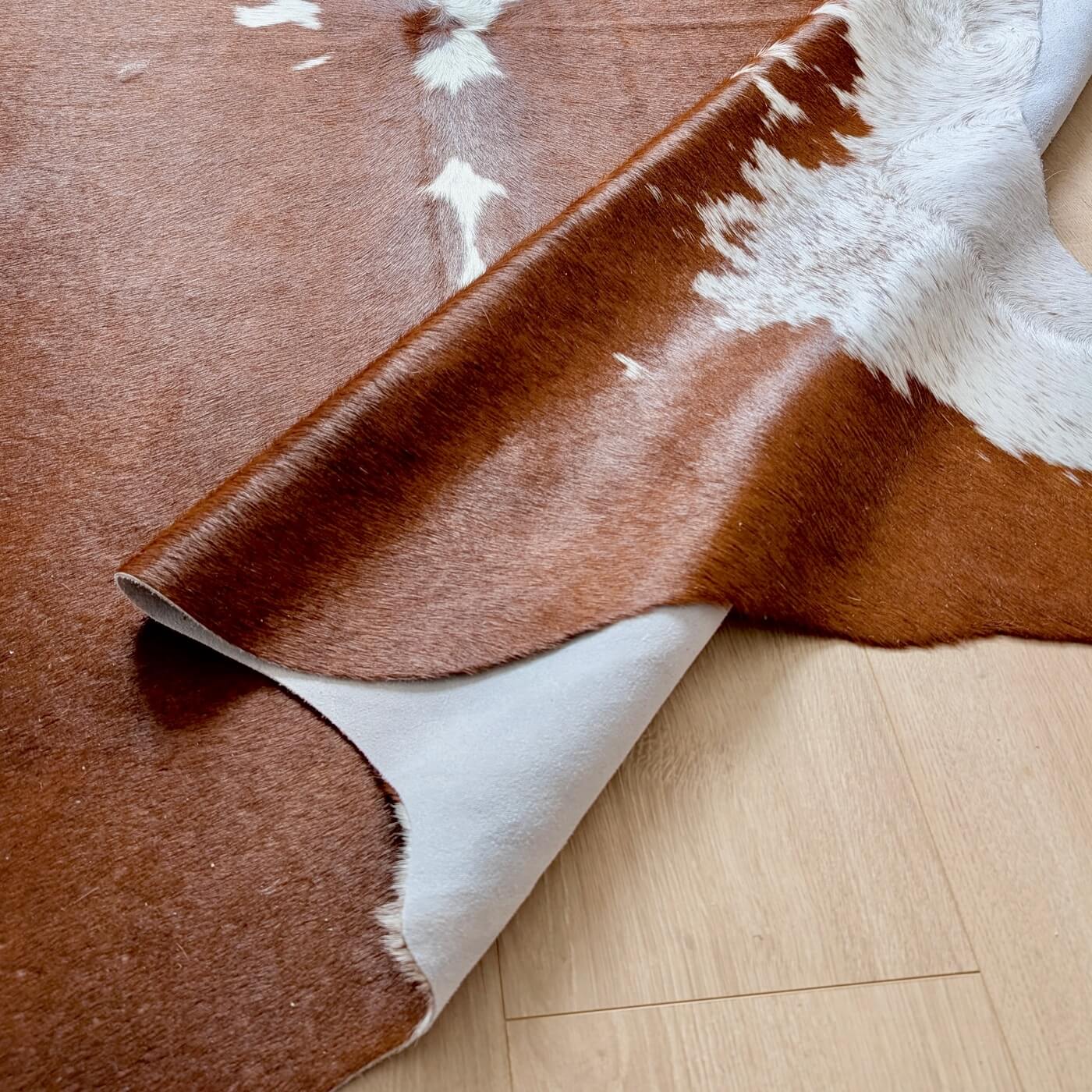 Covor din Piele de Vacă - nuanțe de maro și alb (205cm x 195cm) - dimensiuni medii - calitate superioară