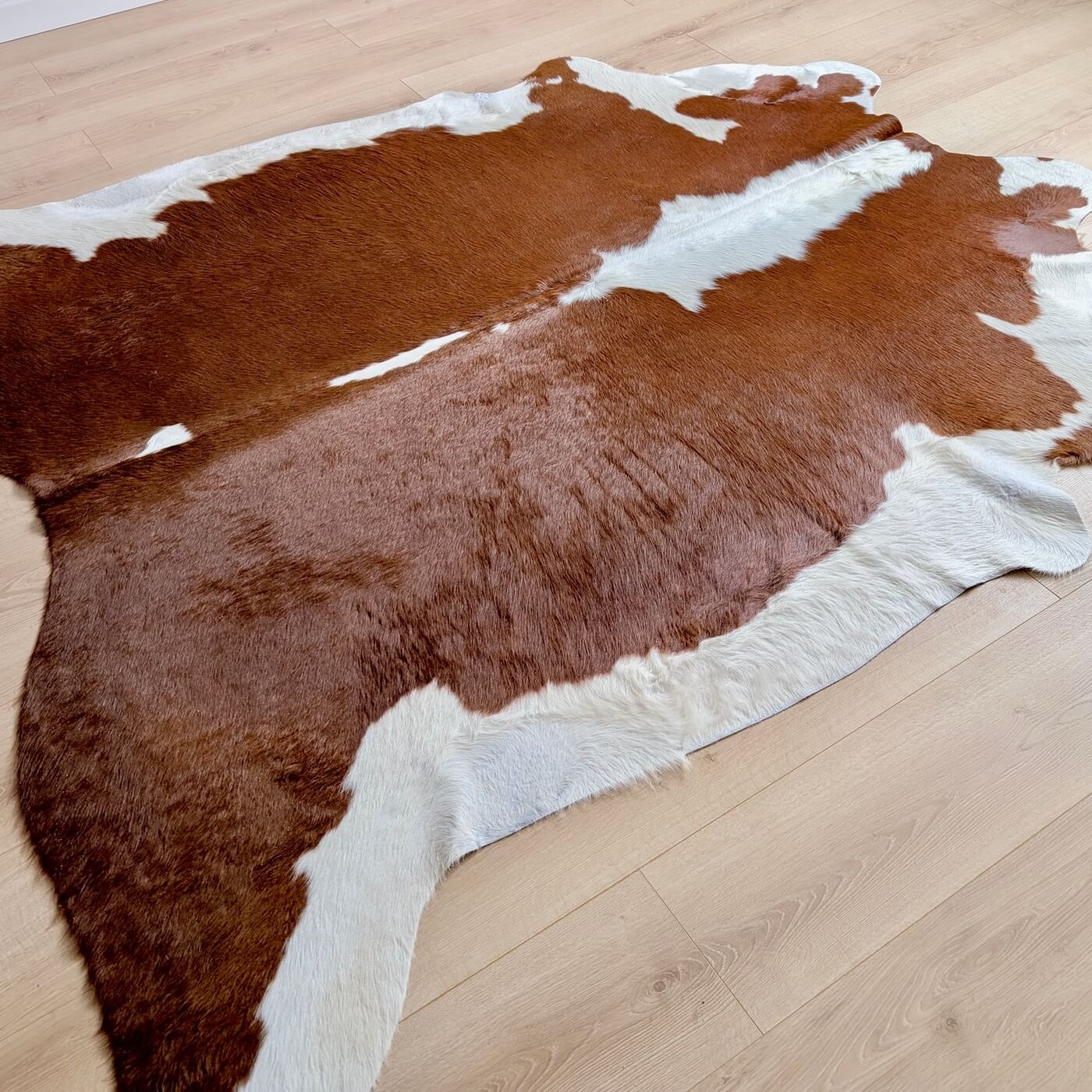 Covor din Piele de Vacă - Maro & Alb (200cm x 190cm) - pe podea