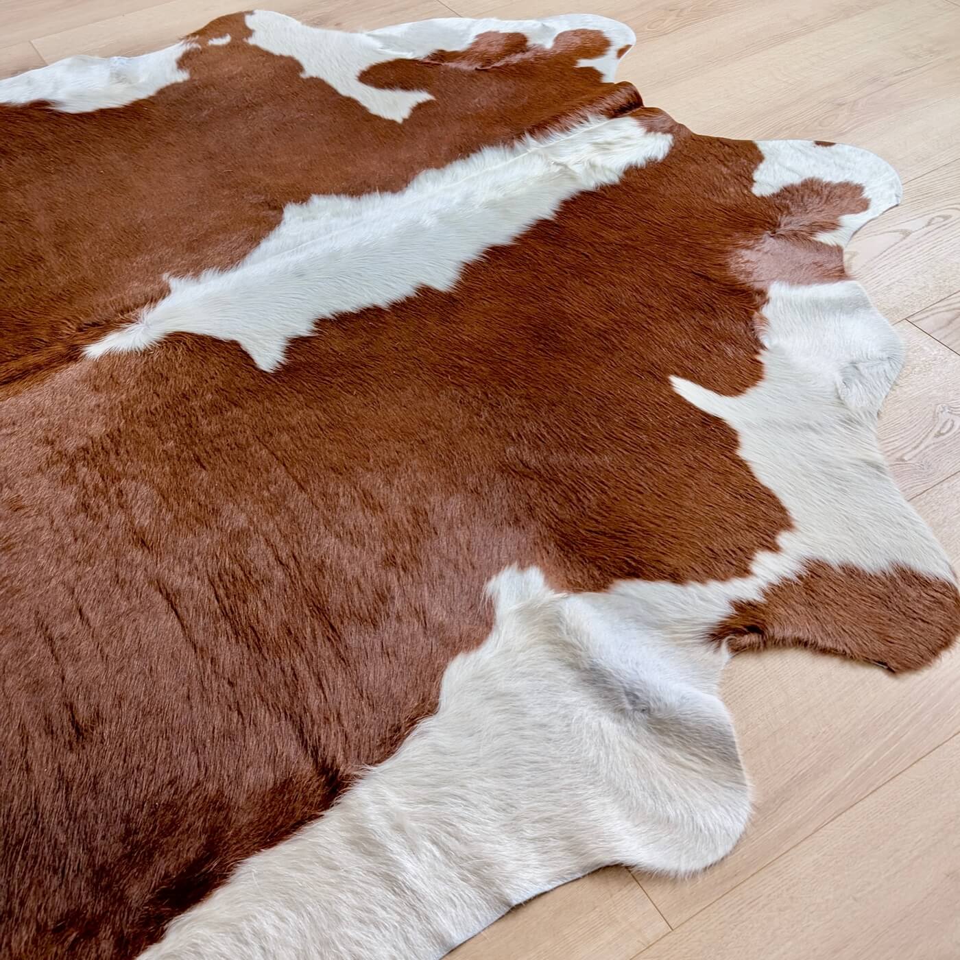 Covor din Piele de Vacă - Maro & Alb (200cm x 190cm) - partea de sus