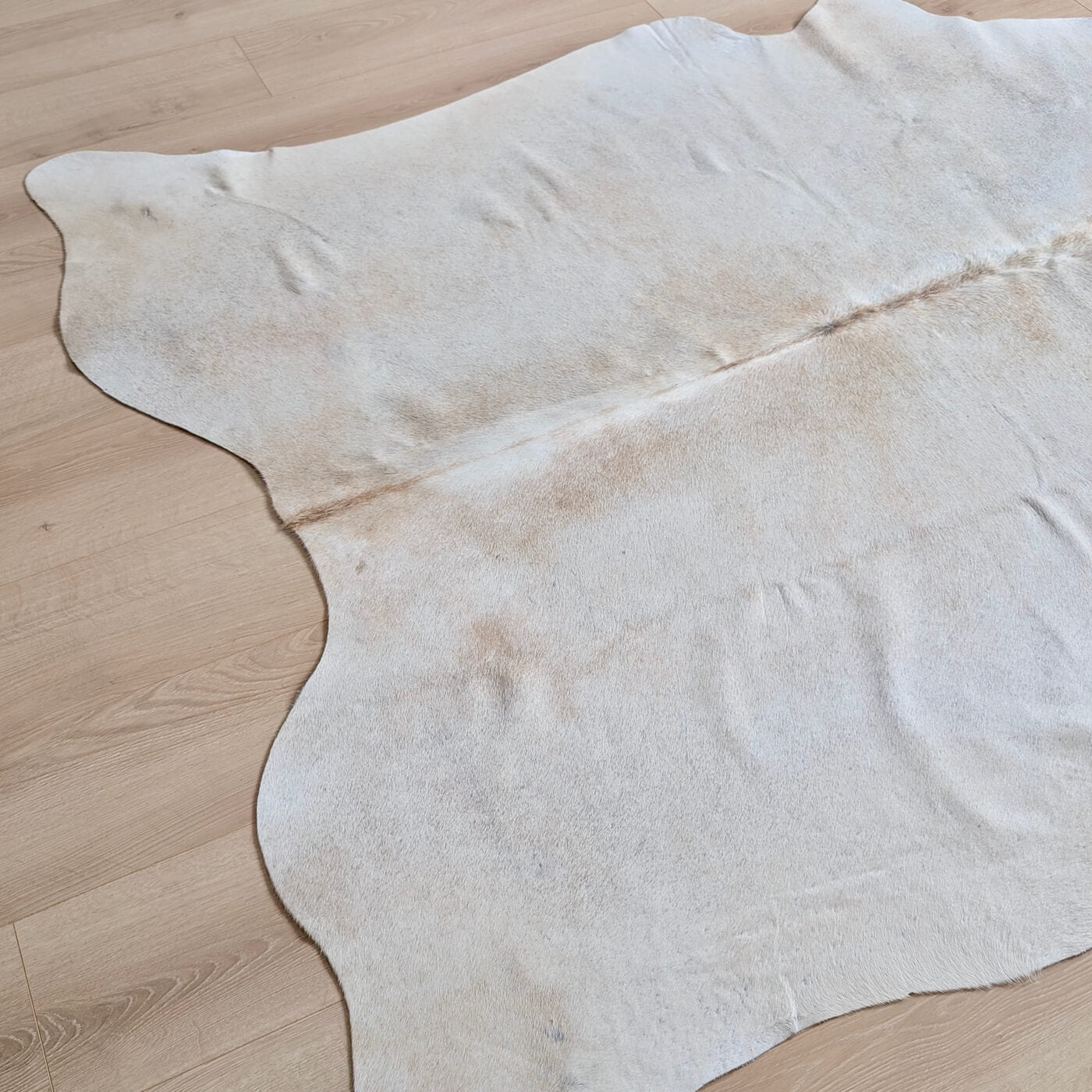 Covor din Piele de Vaca - nuanțe neutre de Bej & Gri (195cm x 160cm) - piele naturala - partea de jos