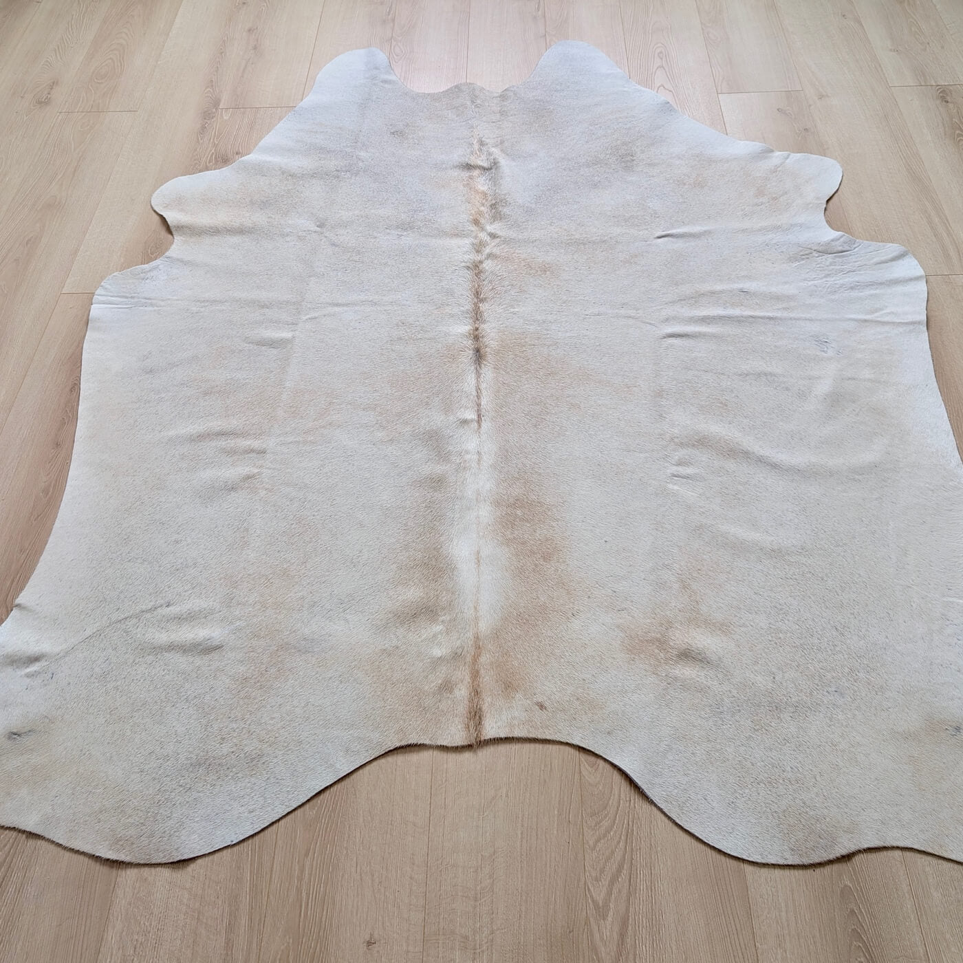 Covor din Piele de Vaca - nuanțe neutre de Bej & Gri (195cm x 160cm) - piele naturala - pe parchet in living