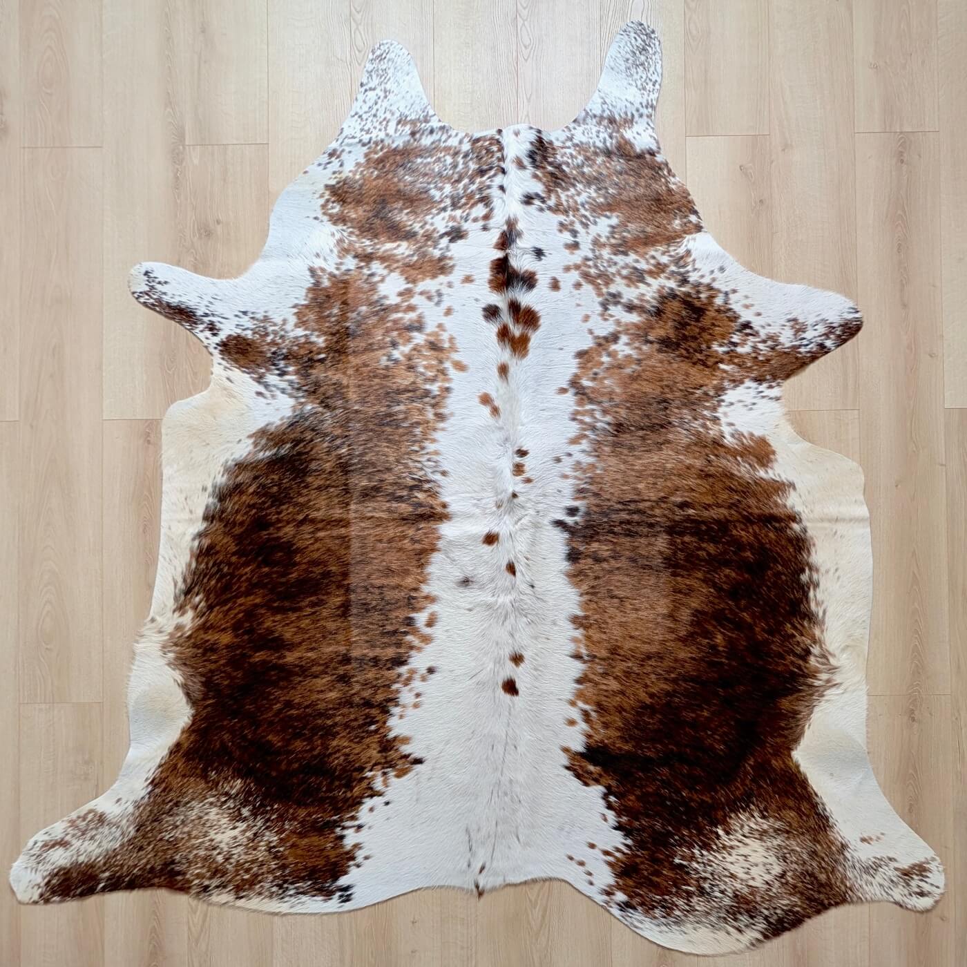 Covor din Piele de Vaca - Tricolor Pestrit (210cm x 210cm) - piele naturala fotografiata real - de calitate