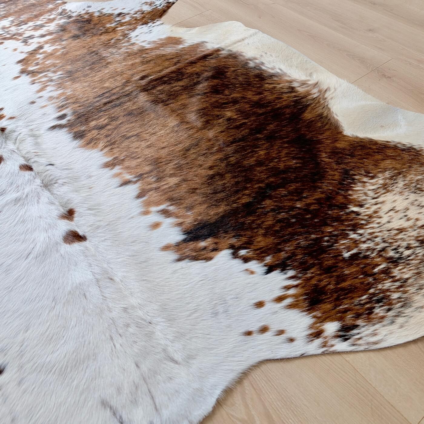 Covor din Piele de Vaca - Tricolor Pestrit (210cm x 210cm) - partea de jos