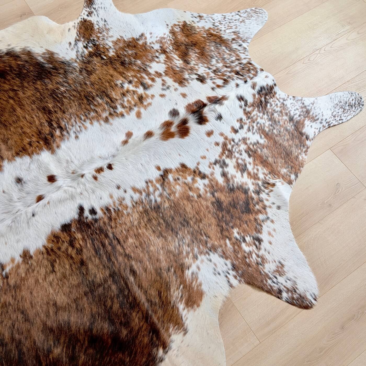 Covor din Piele de Vaca - Tricolor Pestrit (210cm x 210cm) - partea de sus