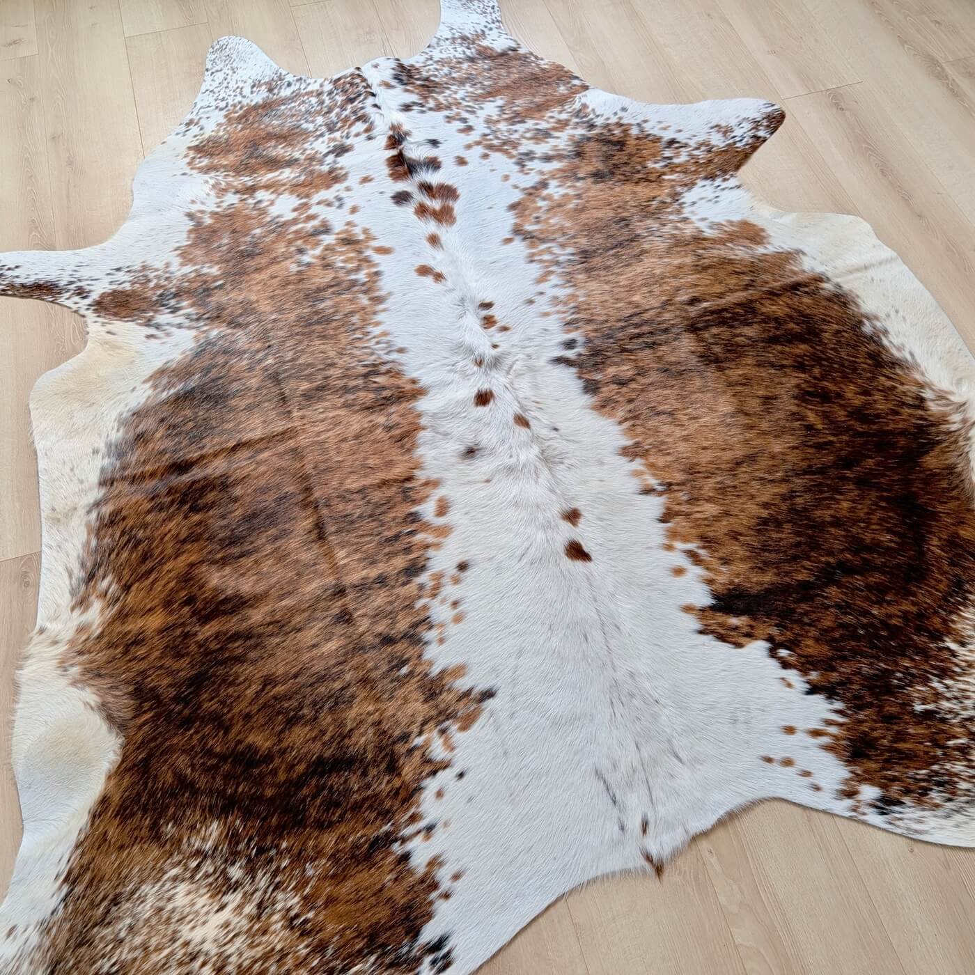 Covor din Piele de Vaca - Tricolor Pestrit (210cm x 210cm) - intinsa in living