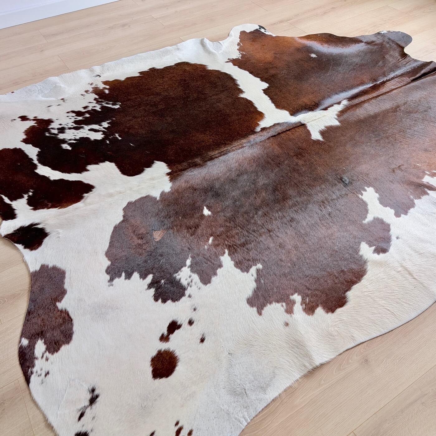 Covor din Piele de Vaca - Maro & Alb (240cm x 215cm) - piele reala intinsa pe podea
