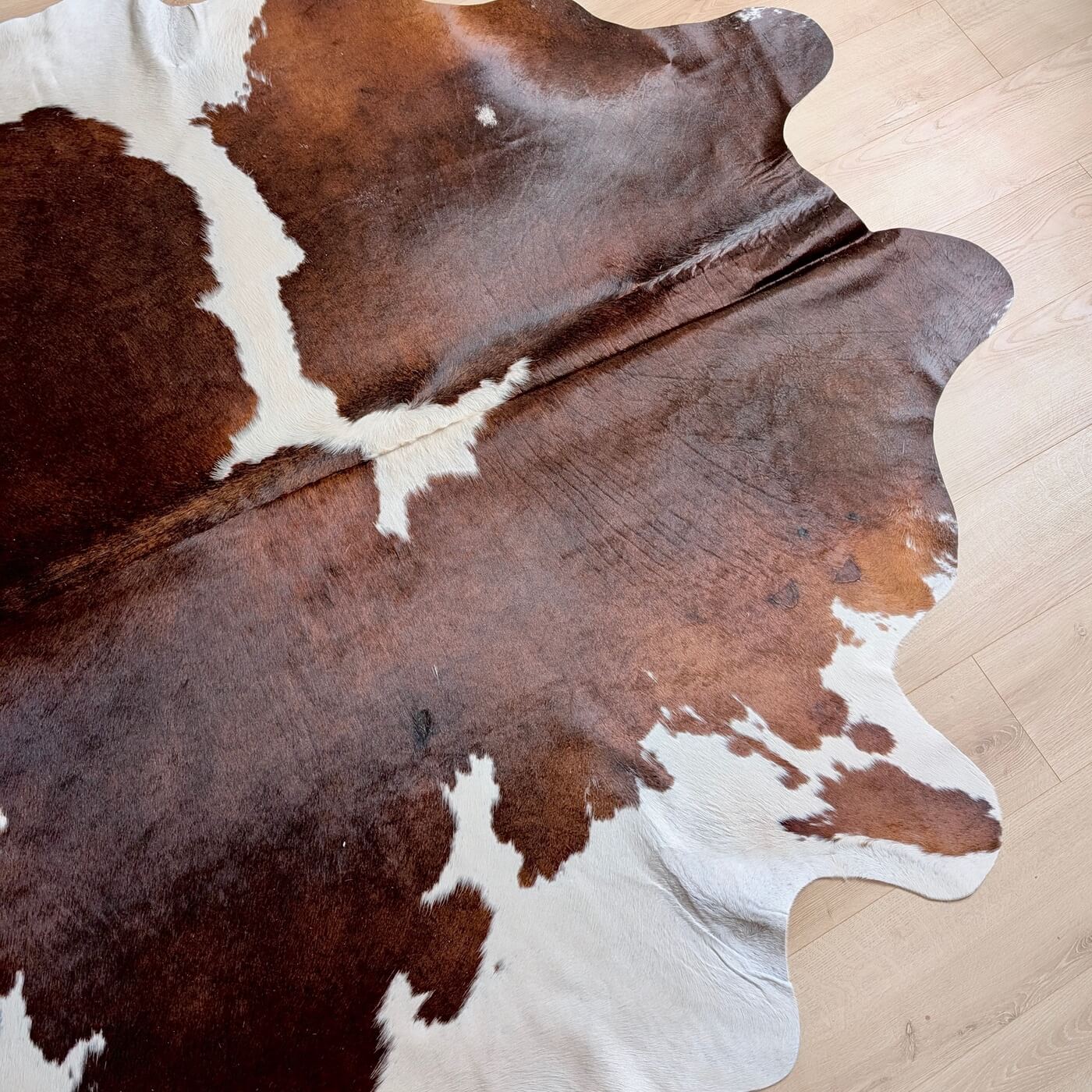 Covor din Piele de Vaca - Maro & Alb (240cm x 215cm) - partea de sus