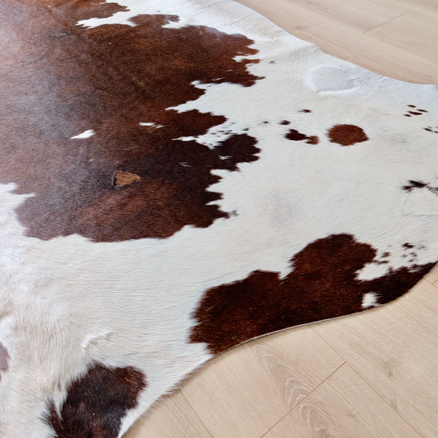 Covor din Piele de Vaca - Maro & Alb (240cm x 215cm) - partea de jos