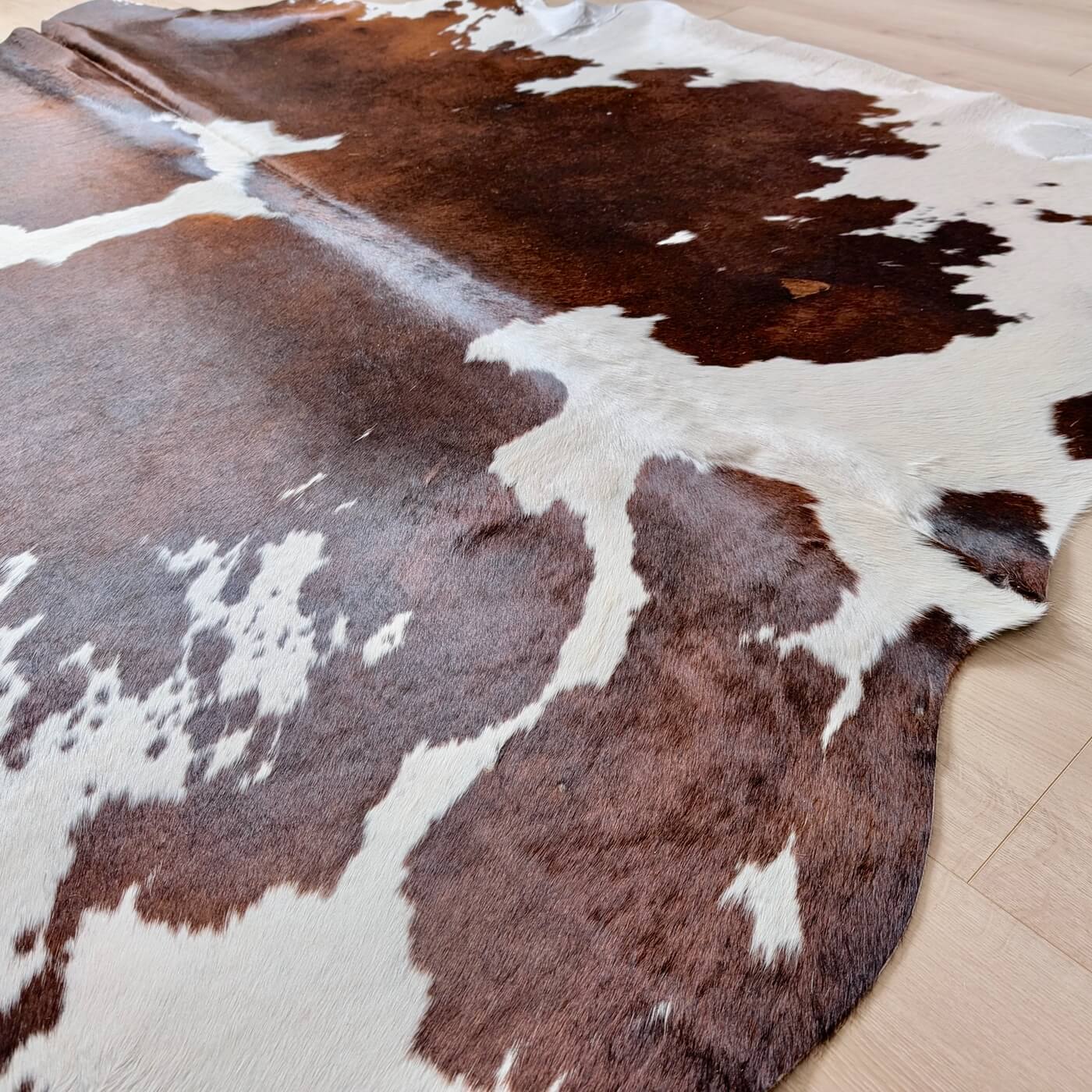 Covor din Piele de Vaca - Maro & Alb (240cm x 215cm) - zoom jos