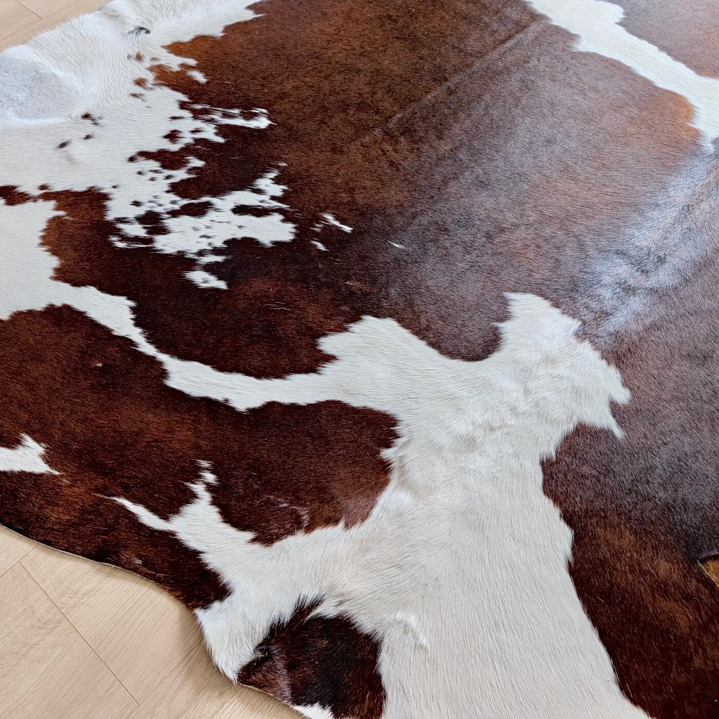 Covor din Piele de Vaca - Maro & Alb (240cm x 215cm) - zoom