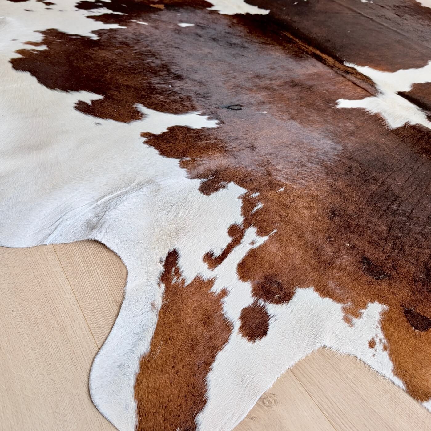 Covor din Piele de Vaca - Maro & Alb (240cm x 215cm) - lateral