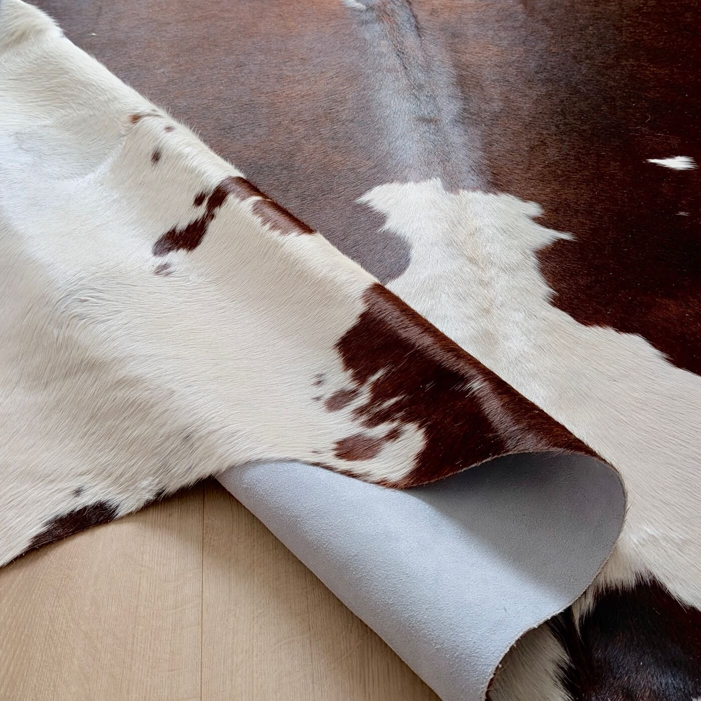 Covor din Piele de Vaca - Maro & Alb (240cm x 215cm) - calitate premium