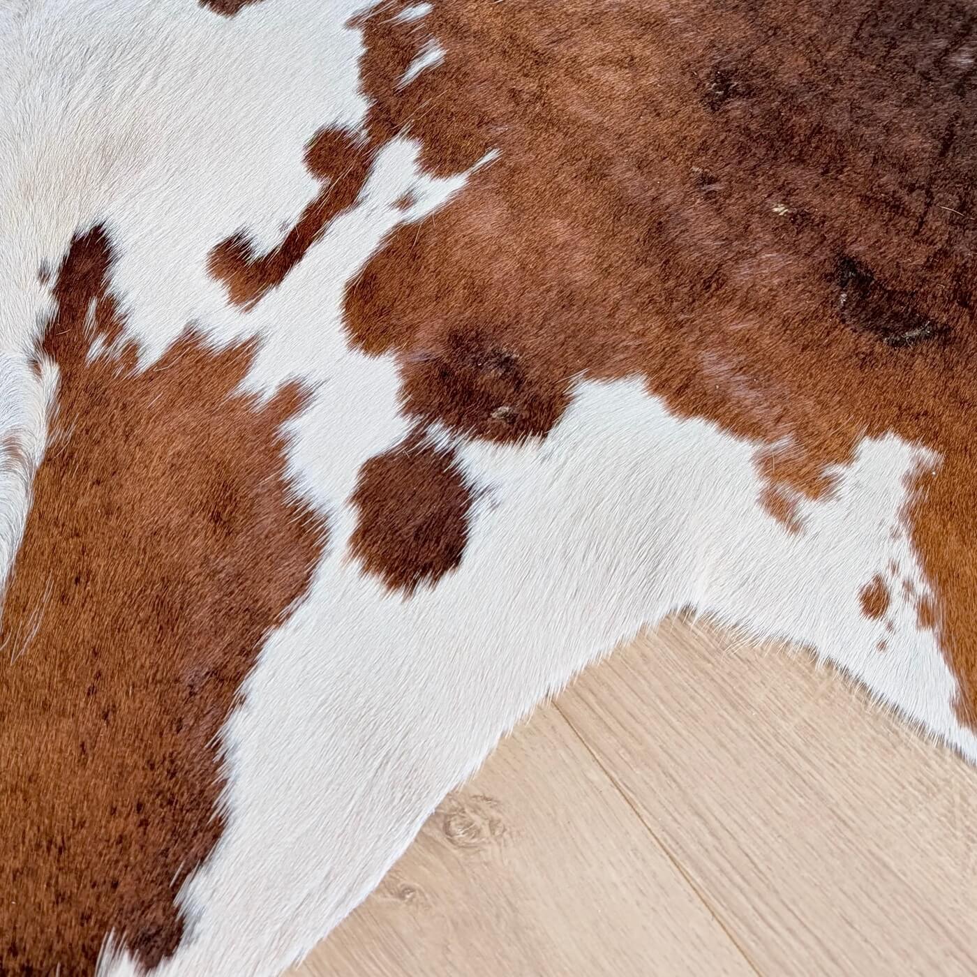 Covor din Piele de Vaca - Maro & Alb (240cm x 215cm) - close up