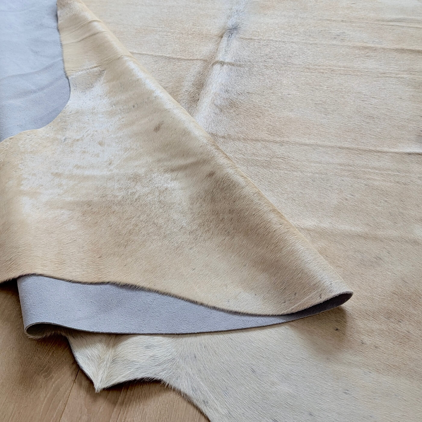 Covor din Piele de Vaca - Bej & Maro (235cm x 210cm) - zoom - calitate premium