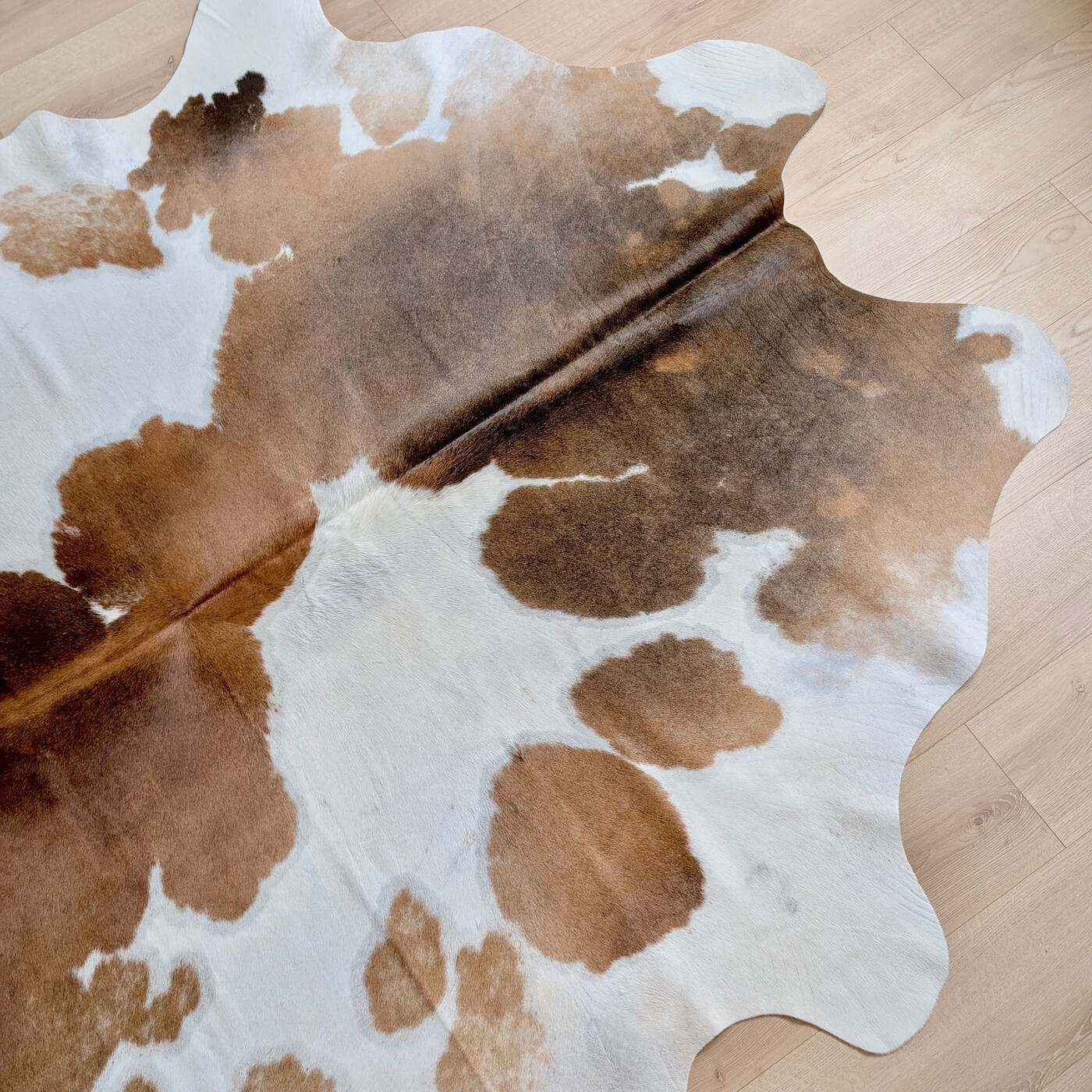 Covor din Piele de Vaca - Alb & Maro (240cm x 200cm) - partea sus