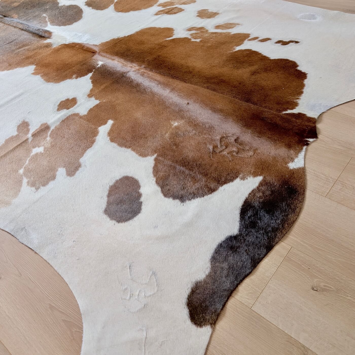 Covor din Piele de Vaca - Alb & Maro (240cm x 200cm) - baza