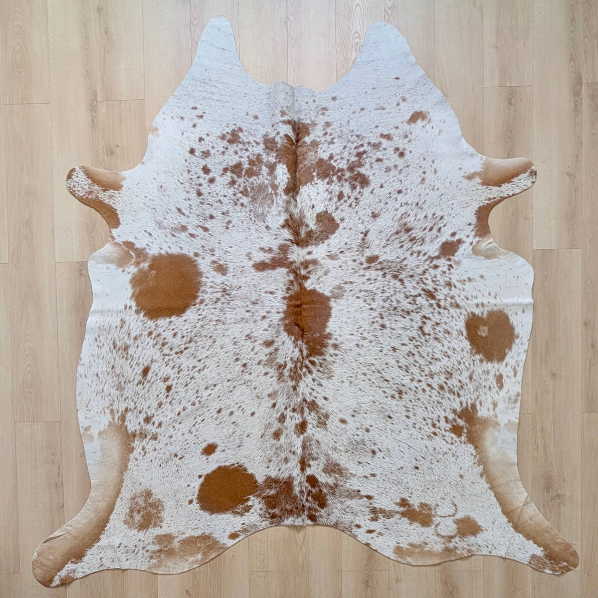 Covor din Piele de Vacă - Alb & Roșu Pestriț (225cm x 225cm) | Mango+Bloom