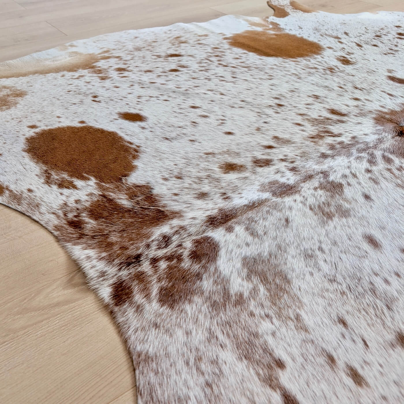 Covor din Piele de Vaca - Alb & Rosu Pestrit (225cm x 225cm) - zoom