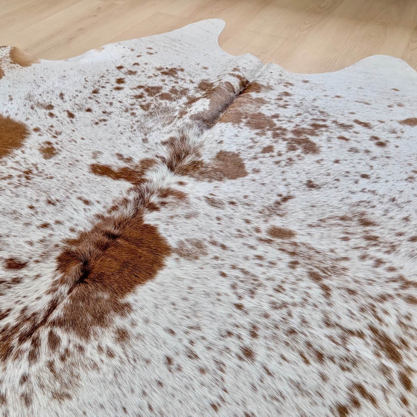 Covor din Piele de Vaca - Alb & Rosu Pestrit (225cm x 225cm) - partea de sus