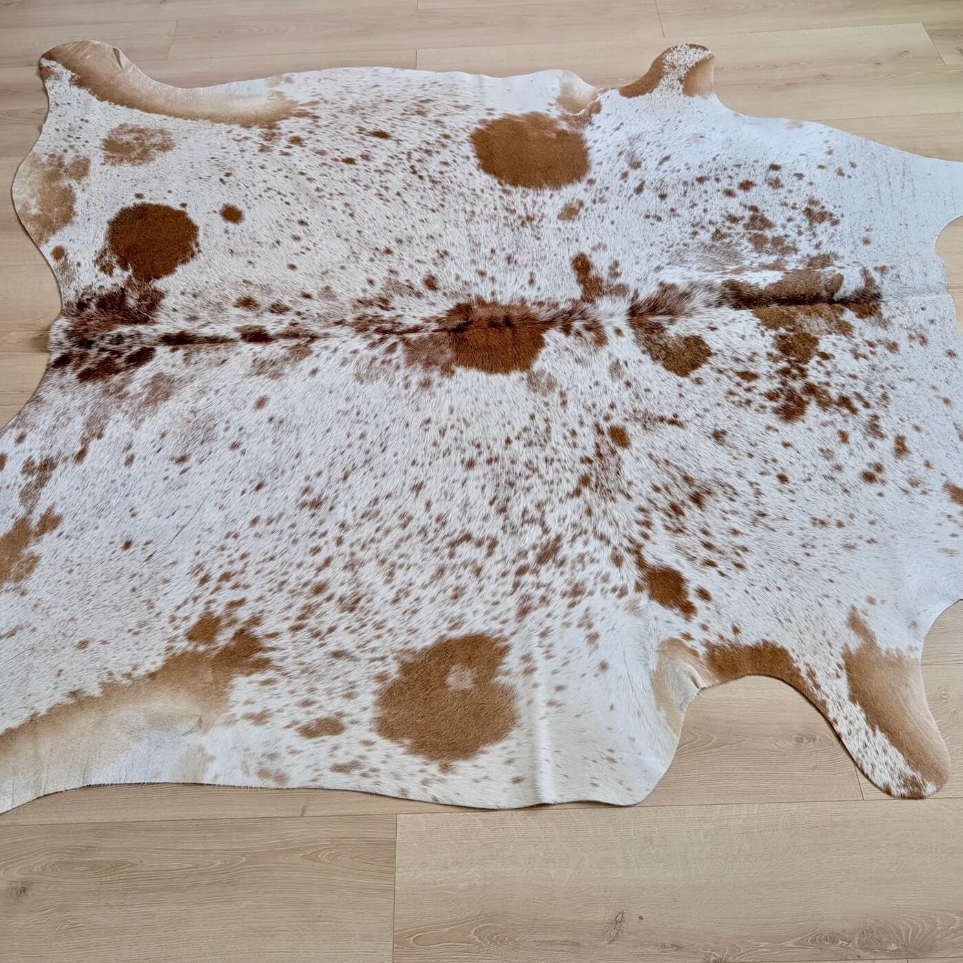 Covor din Piele de Vaca - Alb & Rosu Pestrit (225cm x 225cm) - pe parchet