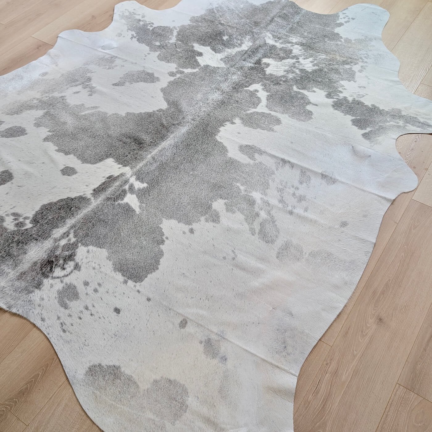 Covor din Piele de Vaca - Gri (230cm x 210cm) - pe podea