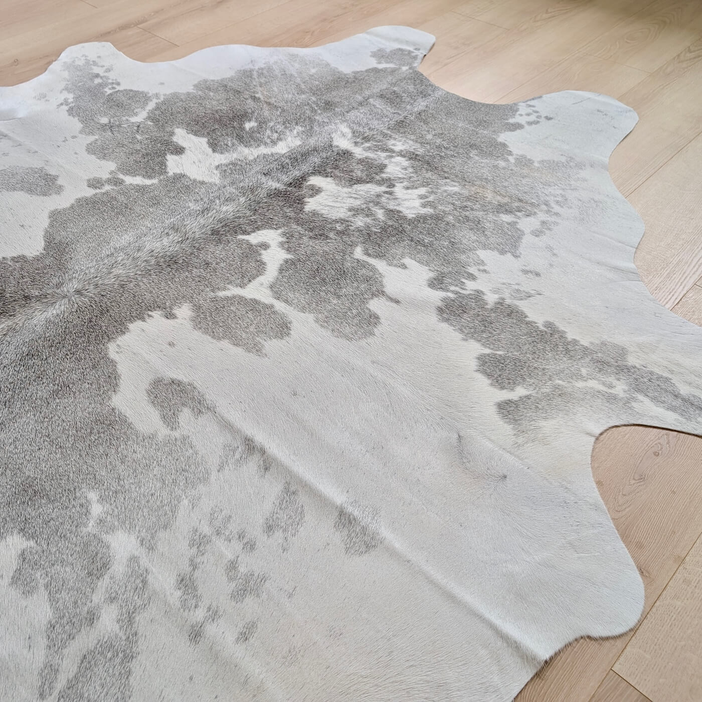 Covor din Piele de Vaca - Gri (230cm x 210cm) - partea de sus