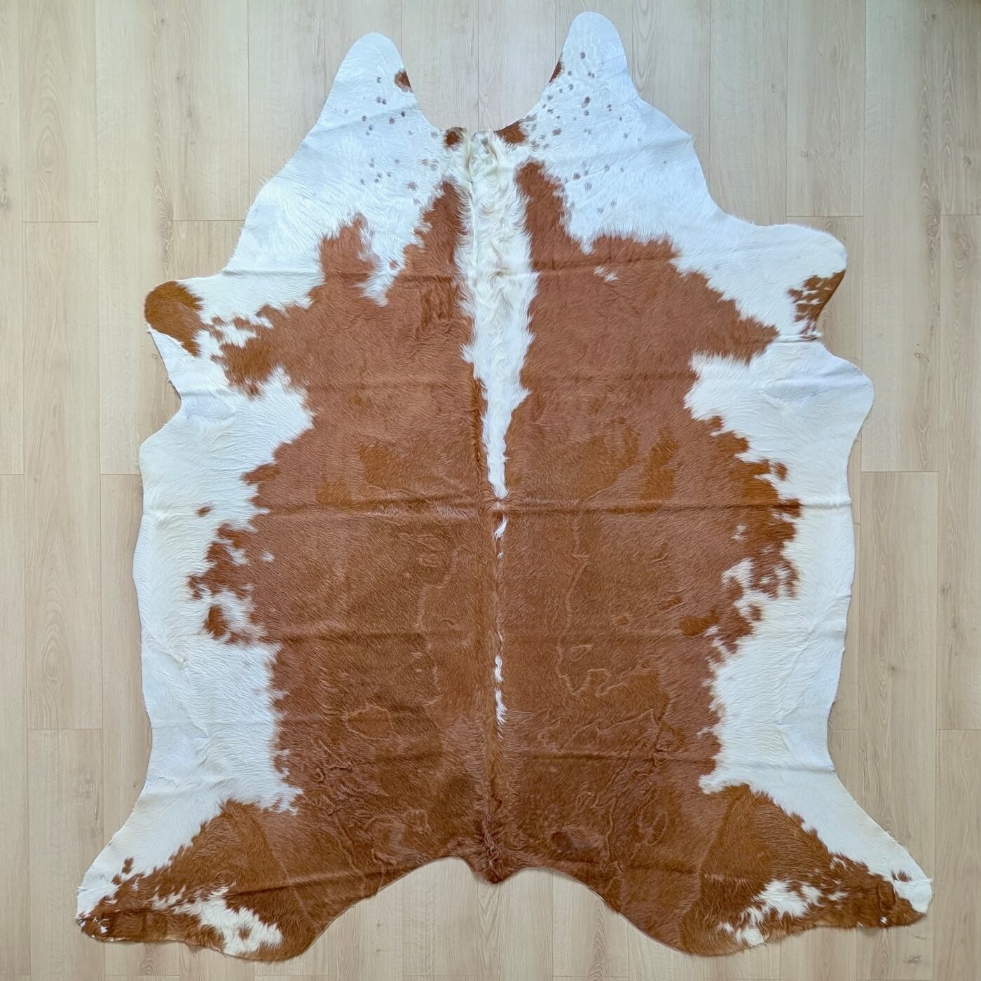 Covor din Piele de Vacă - Maro Roșiatic & Alb (235cm x 215cm) - piele naturală poze reale