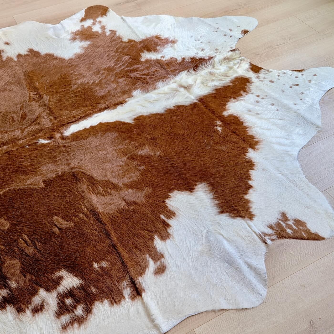 Covor din Piele de Vacă - Maro Roșiatic & Alb (235cm x 215cm) - partea de sus