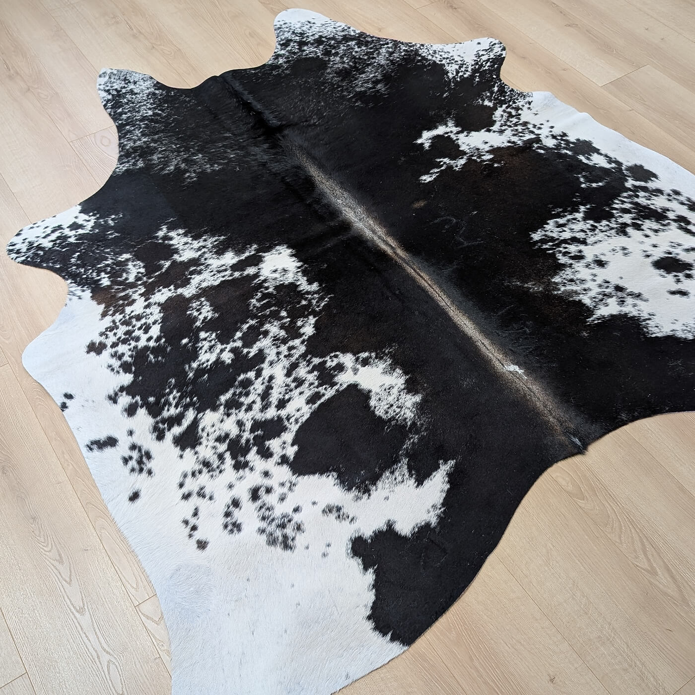 covor mic din piele de vaca negru pestrit mbch518