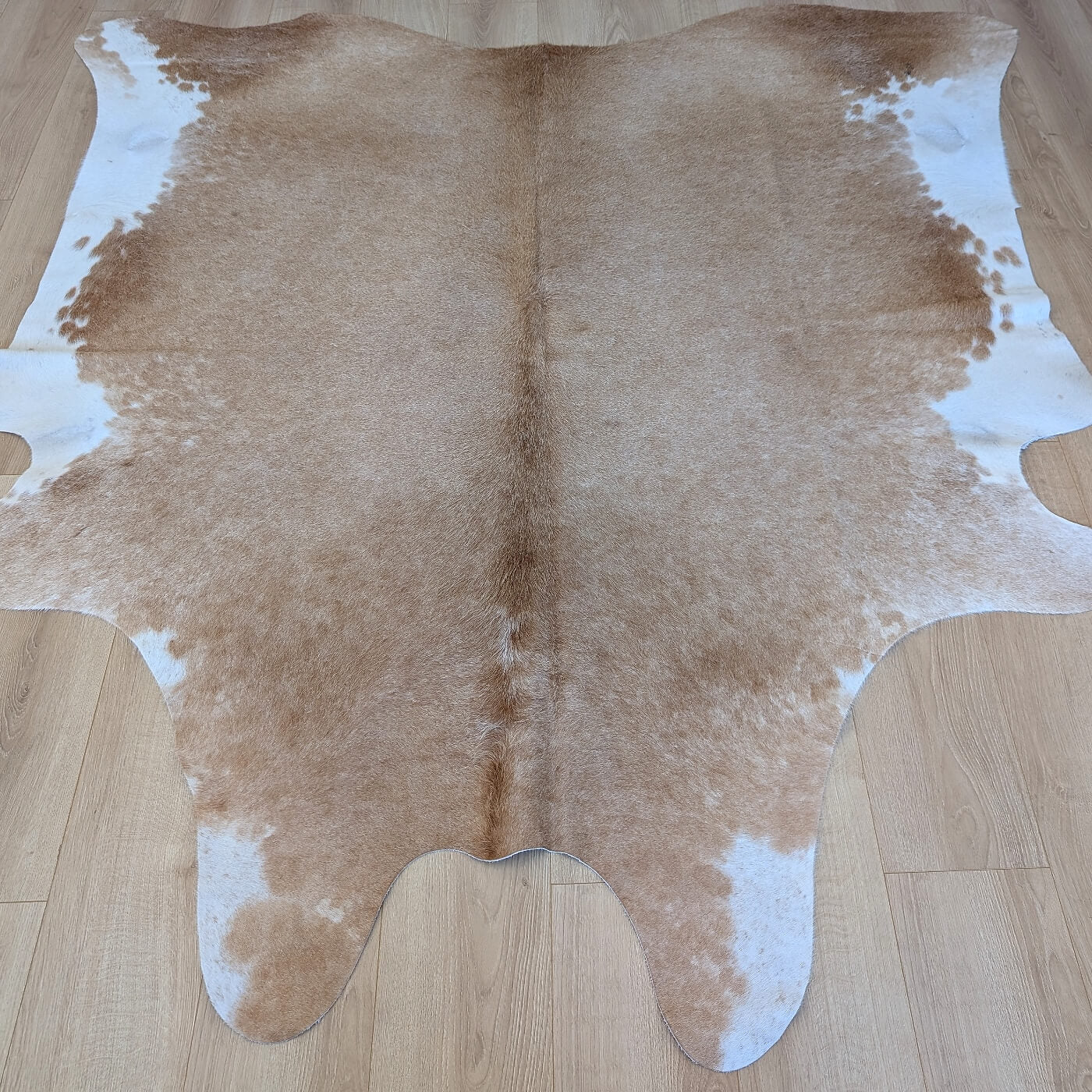covor asimetric din piele de vaca bej mbch519