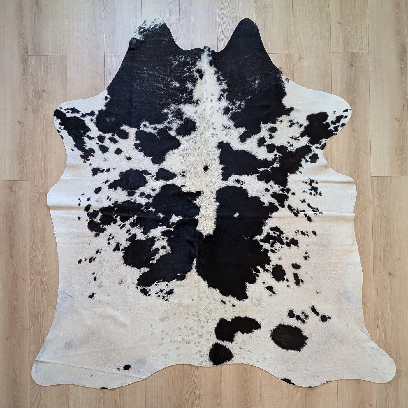 covor din piele de vaca alb si negru cu pete mbch521