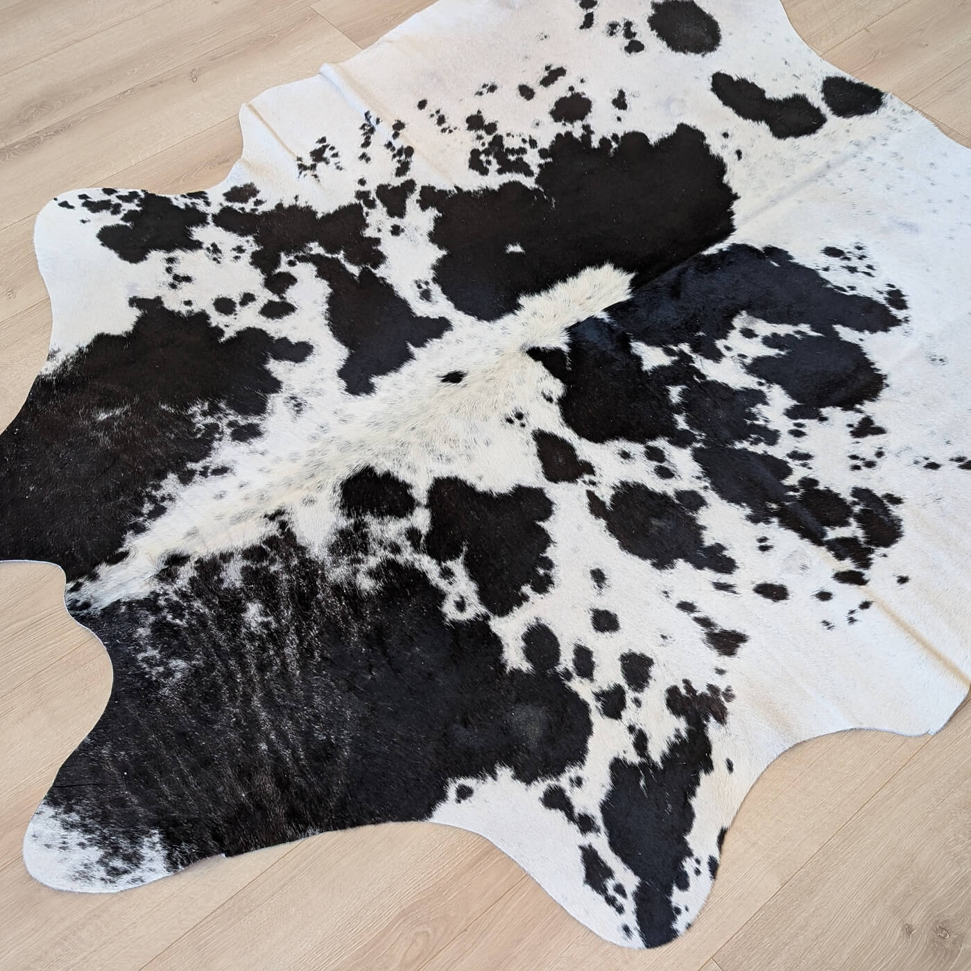 covor din piele naturala de vaca alb si negru cu pete mbch521