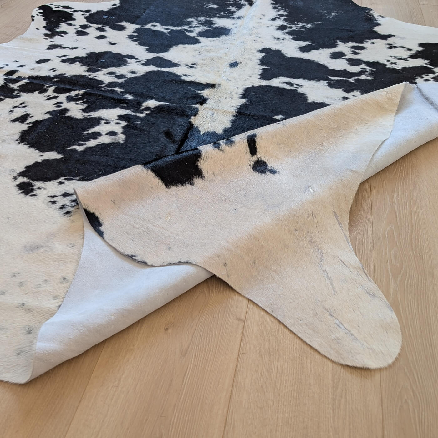 verso covor din piele intoarsa de vaca alb si negru cu pete mbch521