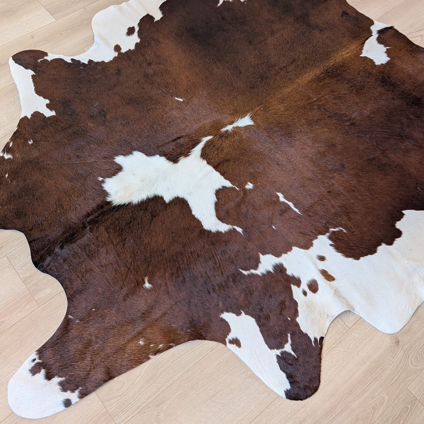 covor din piele de vaca braziliana maro cu alb mbch523