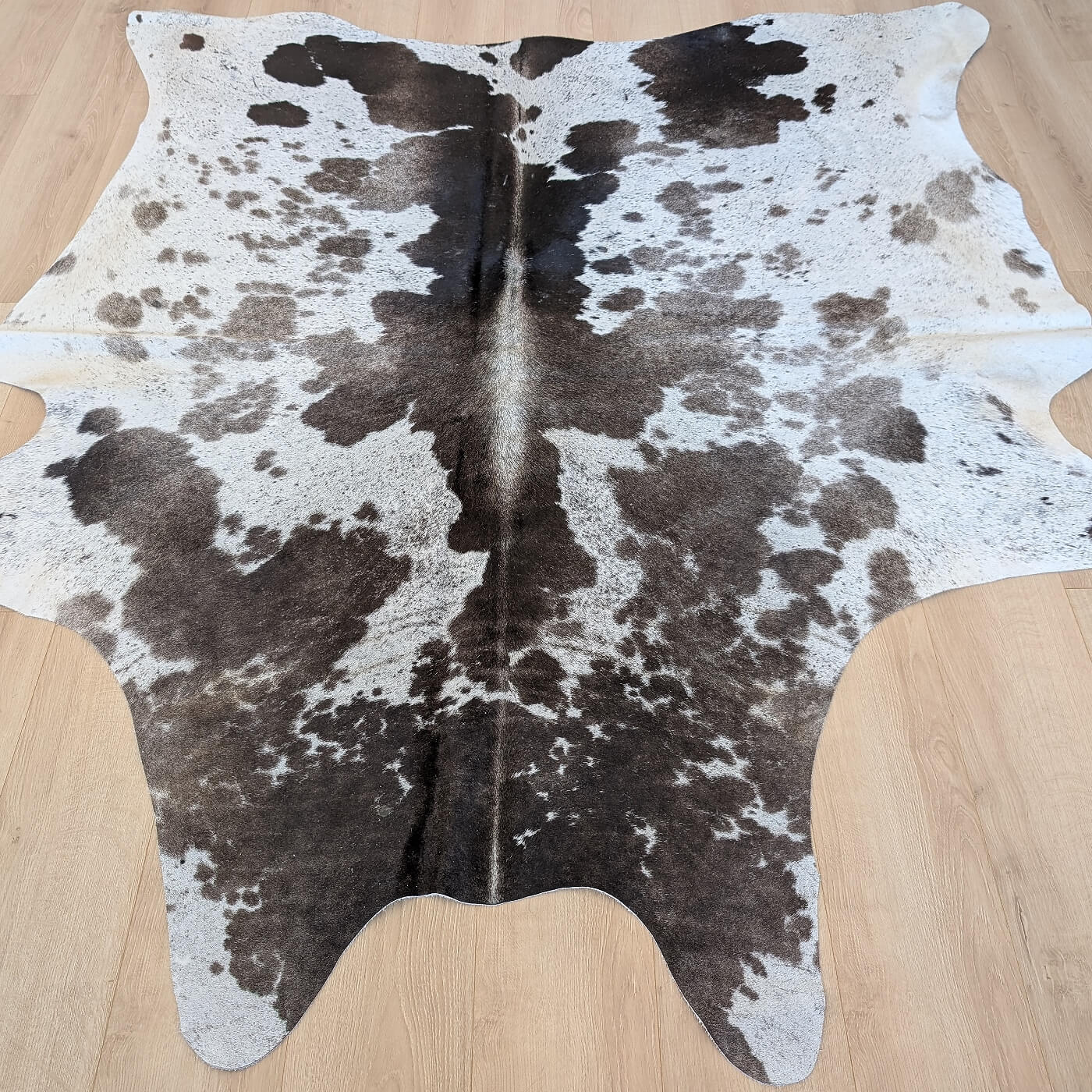 covor din piele de vaca maro inchis si gri mbch524 cu fir scurt