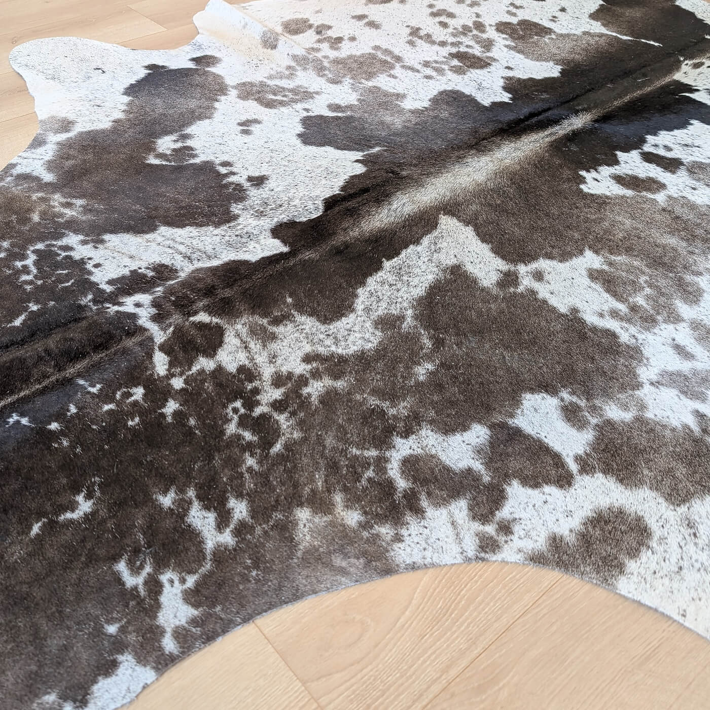 covor din piele de vaca maro inchis cu gri mbch524