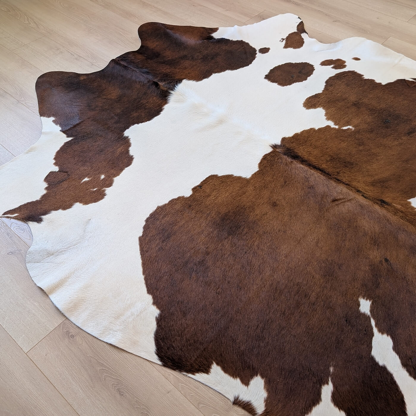 covor mare din piele de vaca maro cu alb mbch525