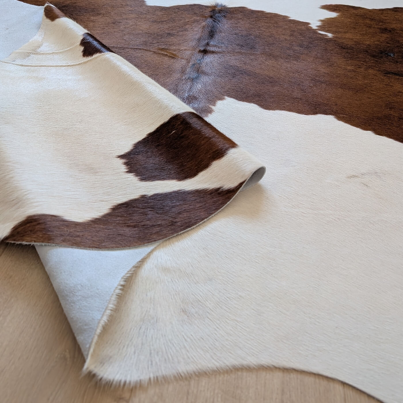verso covor din piele intoarsa de vaca maro cu alb mbch525