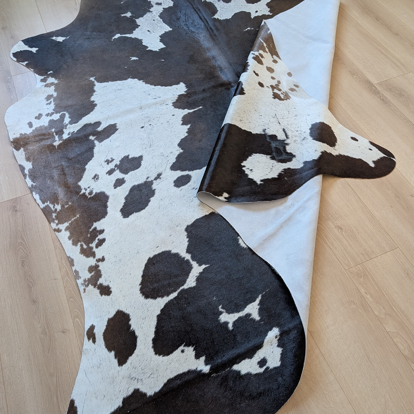 verso la covor din piele intoarsa de vaca maro inchis cu alb mbch526