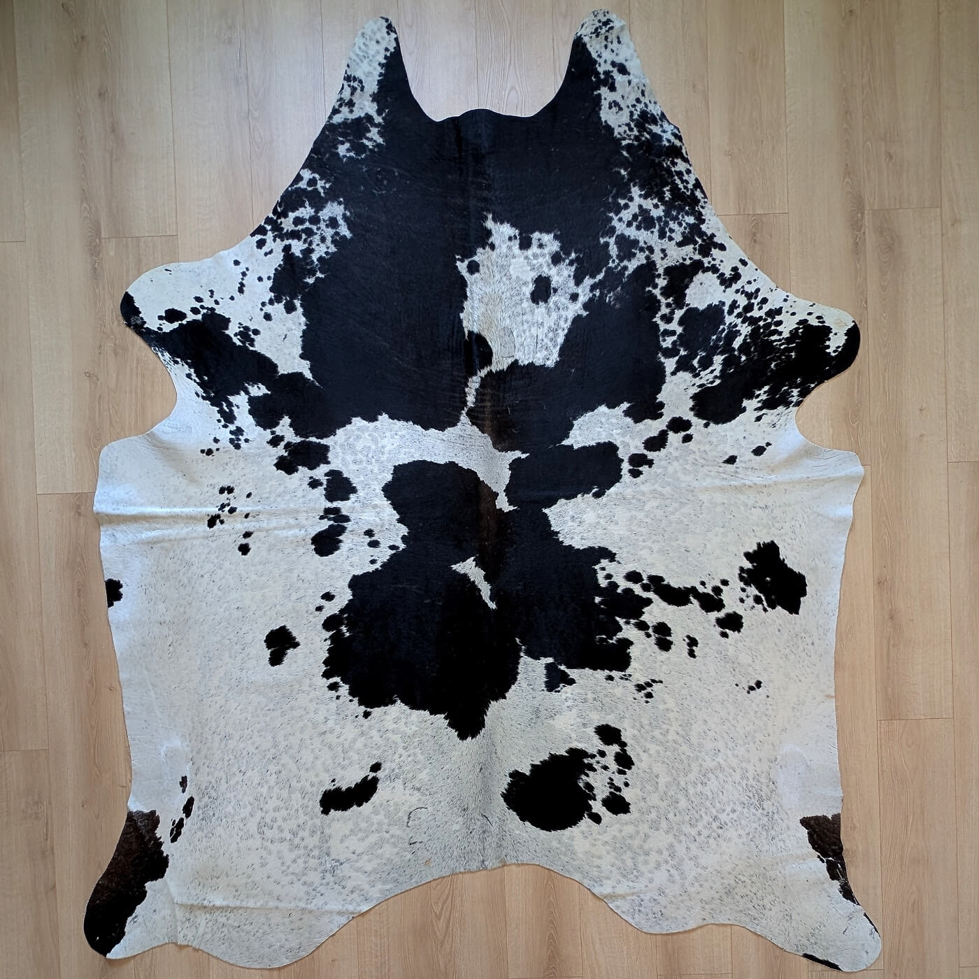 covor din piele de vaca negru cu alb mbch527