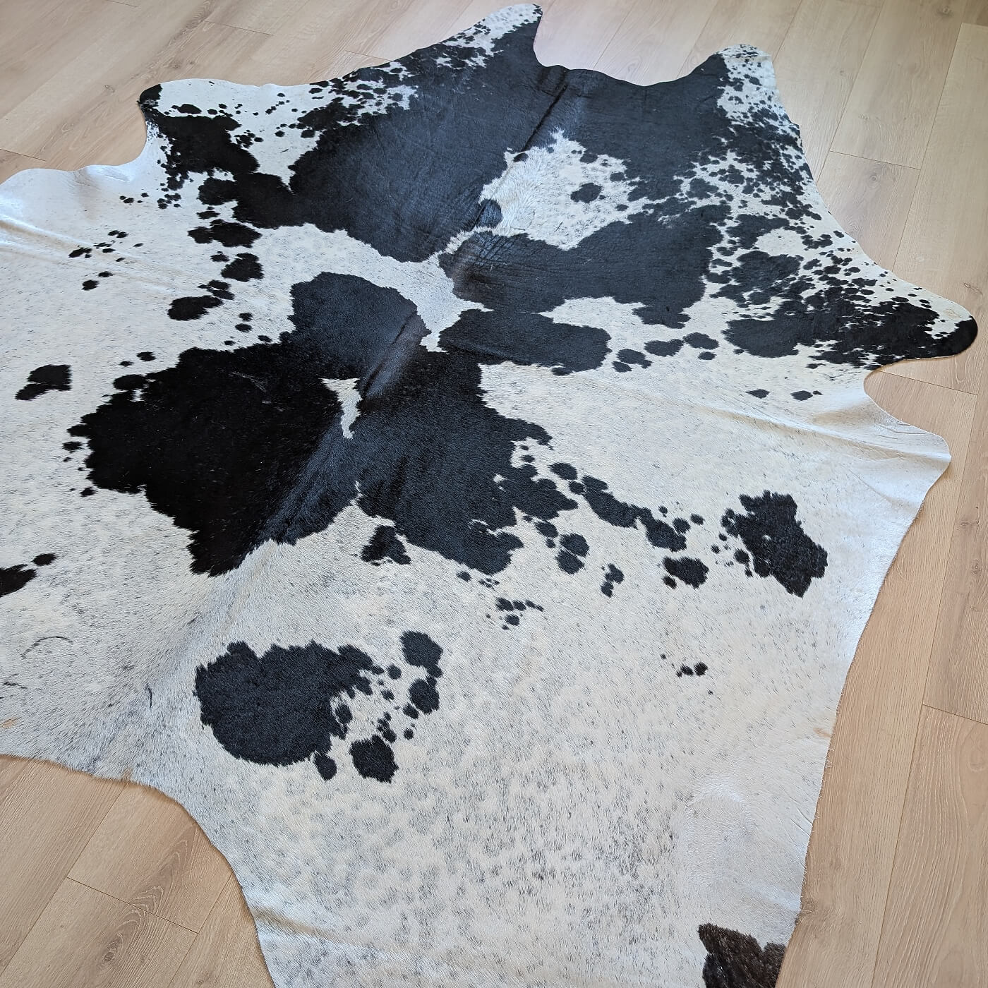 covor din piele naturala de vaca negru cu alb mbch527