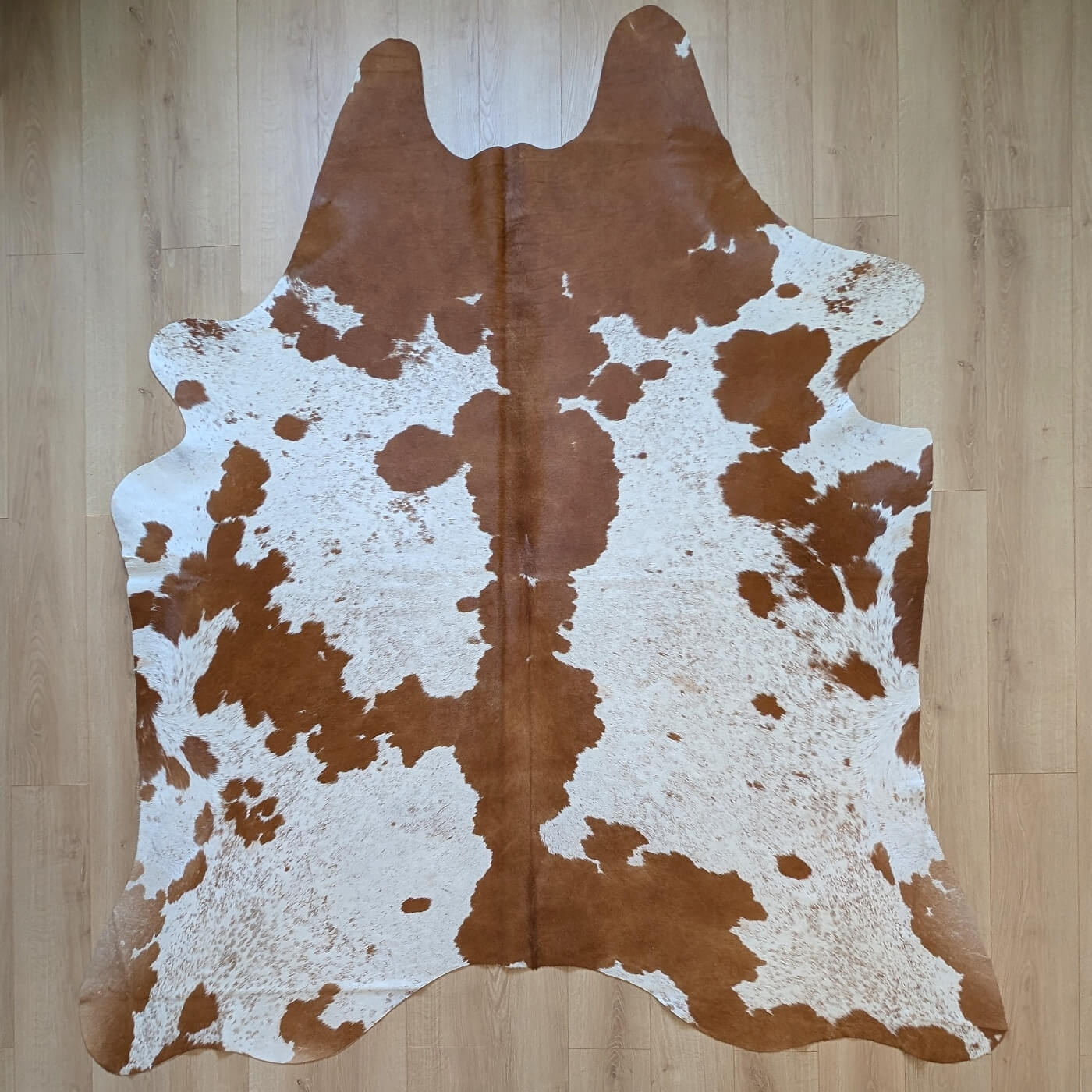 covor din piele de vaca maro rosiatic si alb mbch528