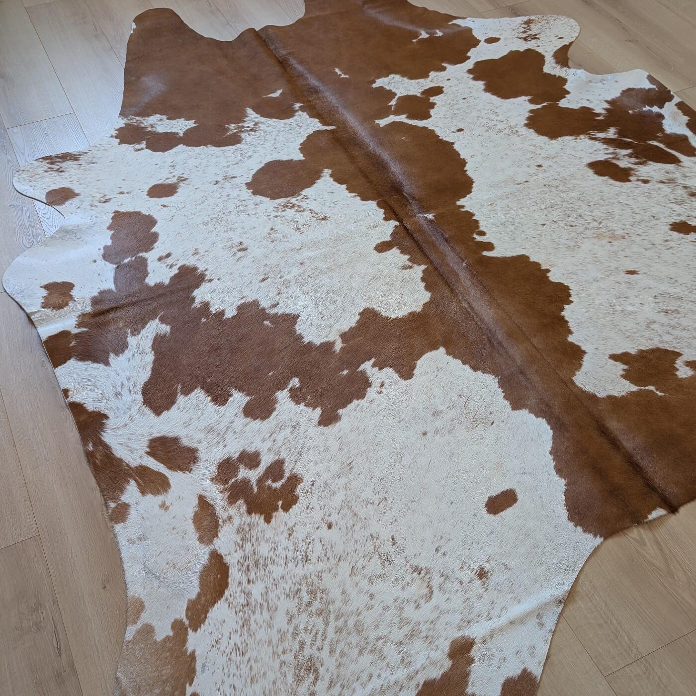 covor din piele de vaca cu pete maro rosiatice si alb mbch528