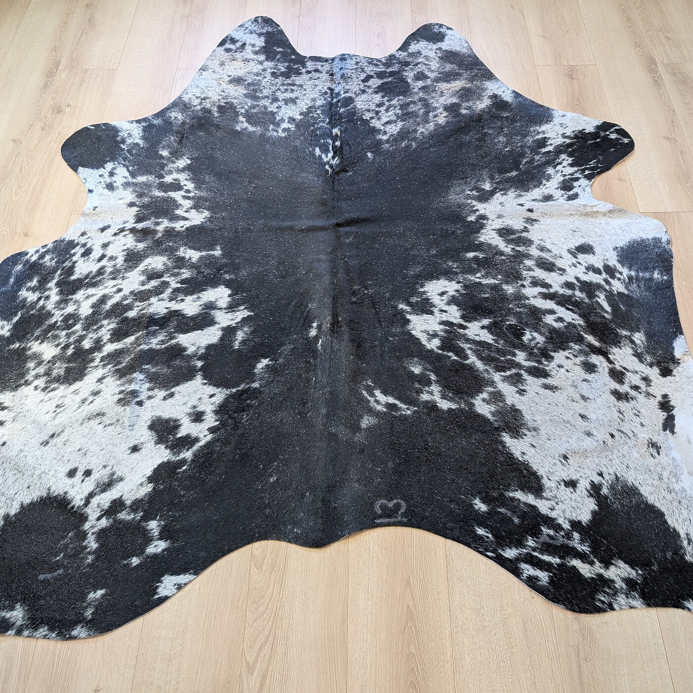 covor mic din piele de vaca negru pestrit mbch529