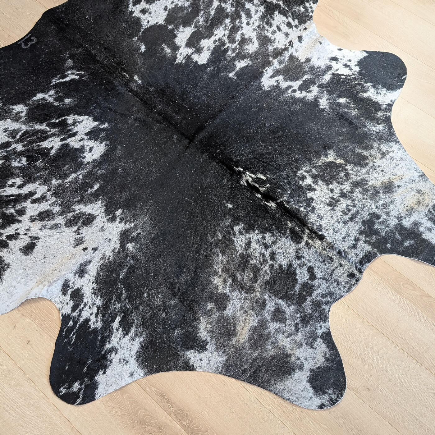 covor din piele naturala de vaca negru pestrit mbch529